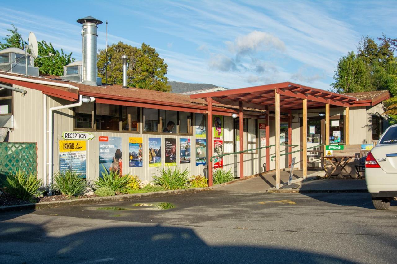 A Pousada Yha Te Anau Exterior foto